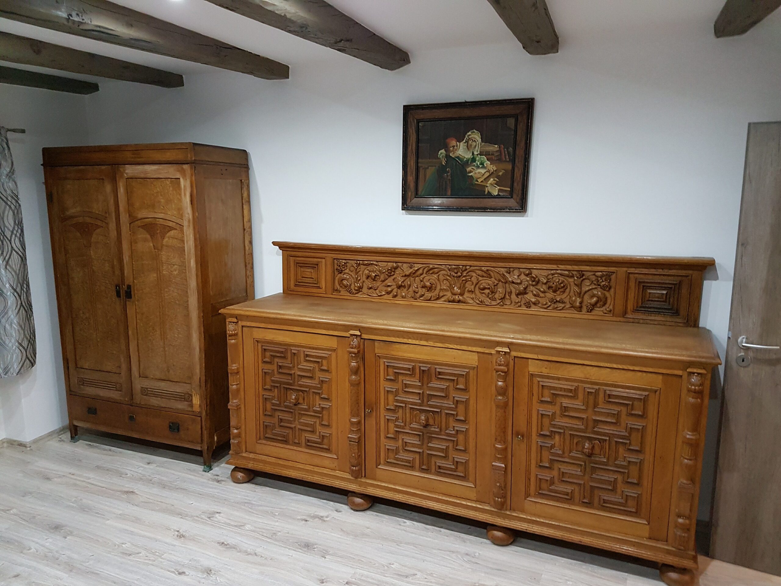 Tradičný drevený nábytok v apartmáne Malý Princ - vyrezávaná skriňa a komoda, ubytovanie Bojnice, Slovensko