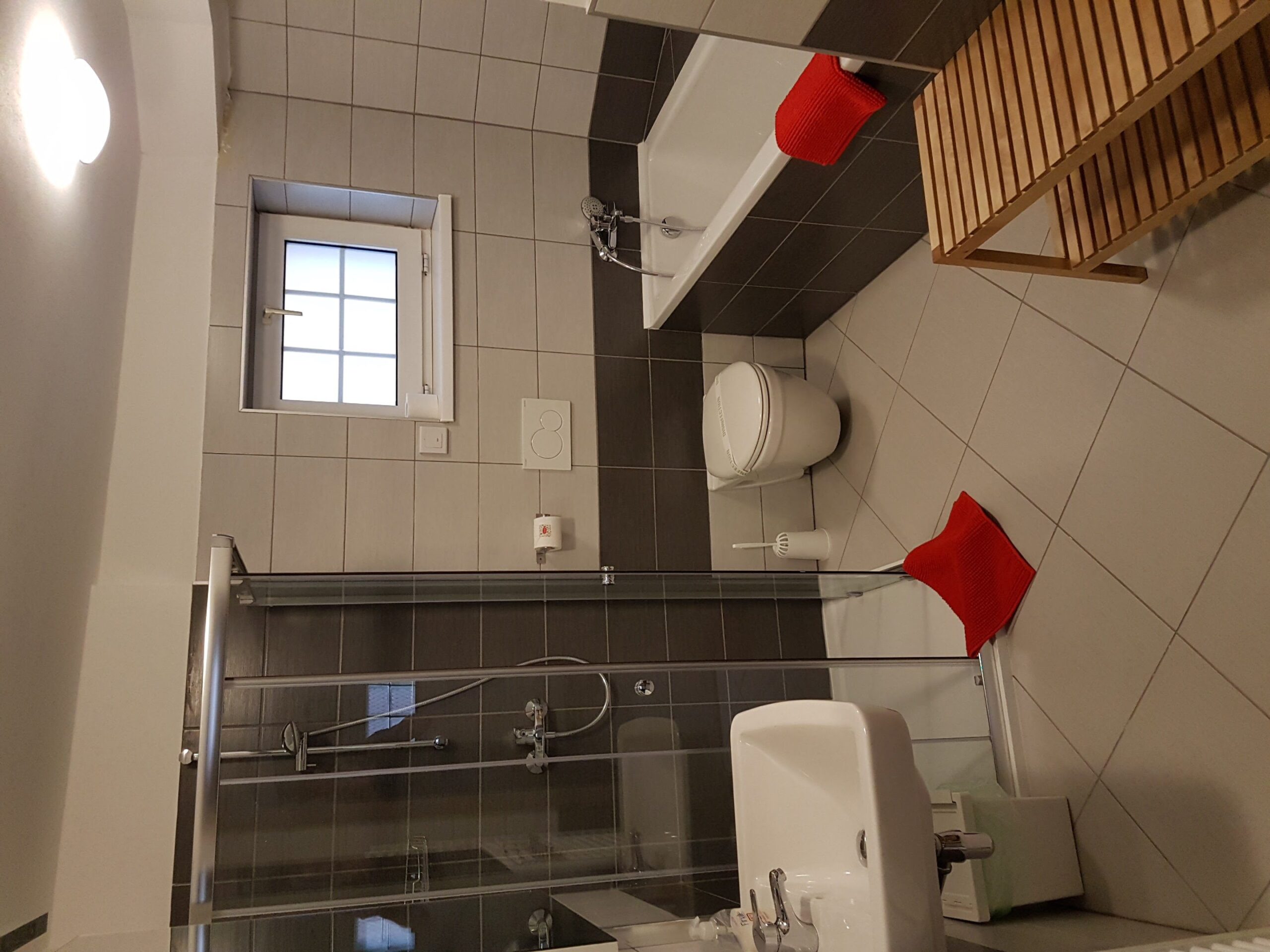 Kúpeľňa s vaňou a sprchovacím kútom v apartmánoch Malý Princ ubytovanie Bojnice, Slovensko