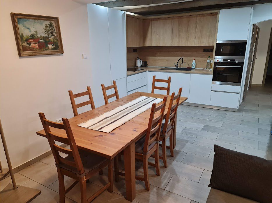 Jedáleň s dreveným stolom a stoličkami v apartmanoch Malý Princ, ubytovanie Bojnice, Slovensko