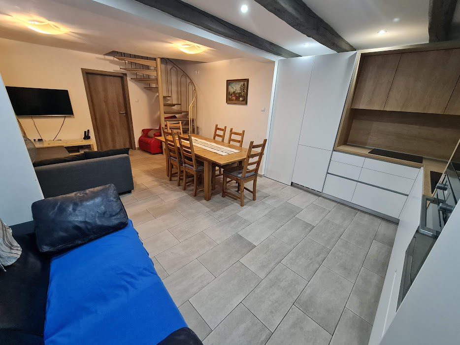 Obývacia izba s jedálňou v apartmánoch Malý Princ, Bojnice, Slovensko - ubytovanie s vybavením a kuchynským priestorom