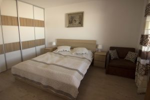 Moderná spálňa s manželskou posteľou v apartmáne Malý Princ Bojnice - kvalitné ubytovanie Slovensko