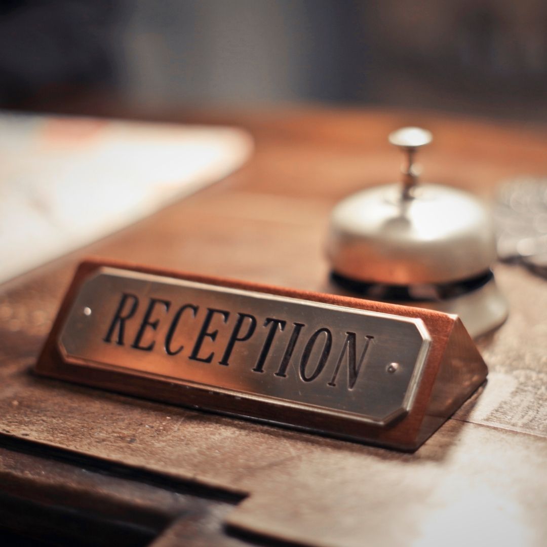 Recepcný pult s doskou Reception v ubytovacích zariadeniach Apartmány Malý Princ v Bojniciach, Slovensko