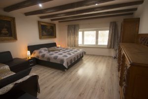 Spaciózna spálňa s dvojposteľou v apartmánoch Malý Princ, ubytovanie Bojnice, Slovensko