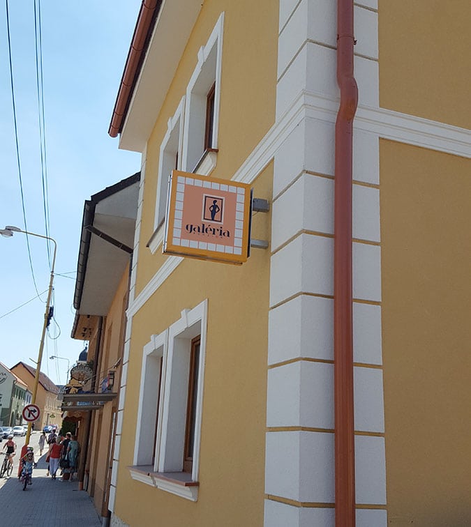 Exteriér penzionu Galéria - žltá budova s bielymi detailmi, ubytovanie a apartmány na Slovensku