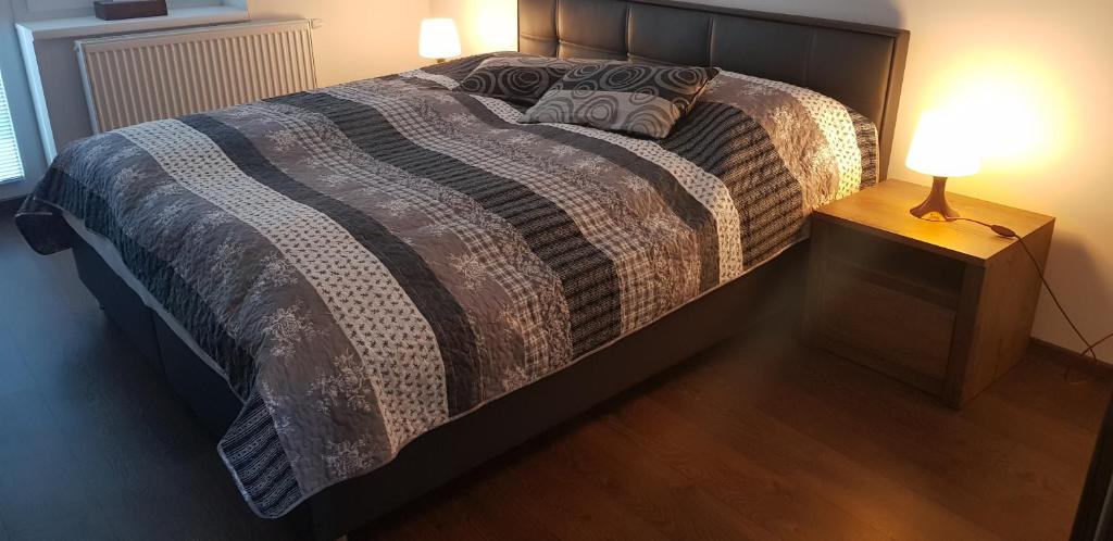 Moderná spálňa s manželskou posteľou v apartmáne Malý Princ, ubytovanie v Bojniciach, Slovensko