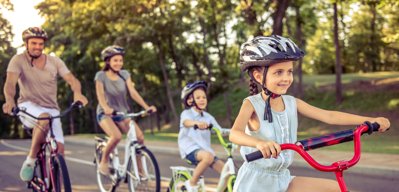Rodina na bicykloch v parku - apartmány Malý Princ Bojnice ideálne pre rodinné ubytovanie na Slovensku